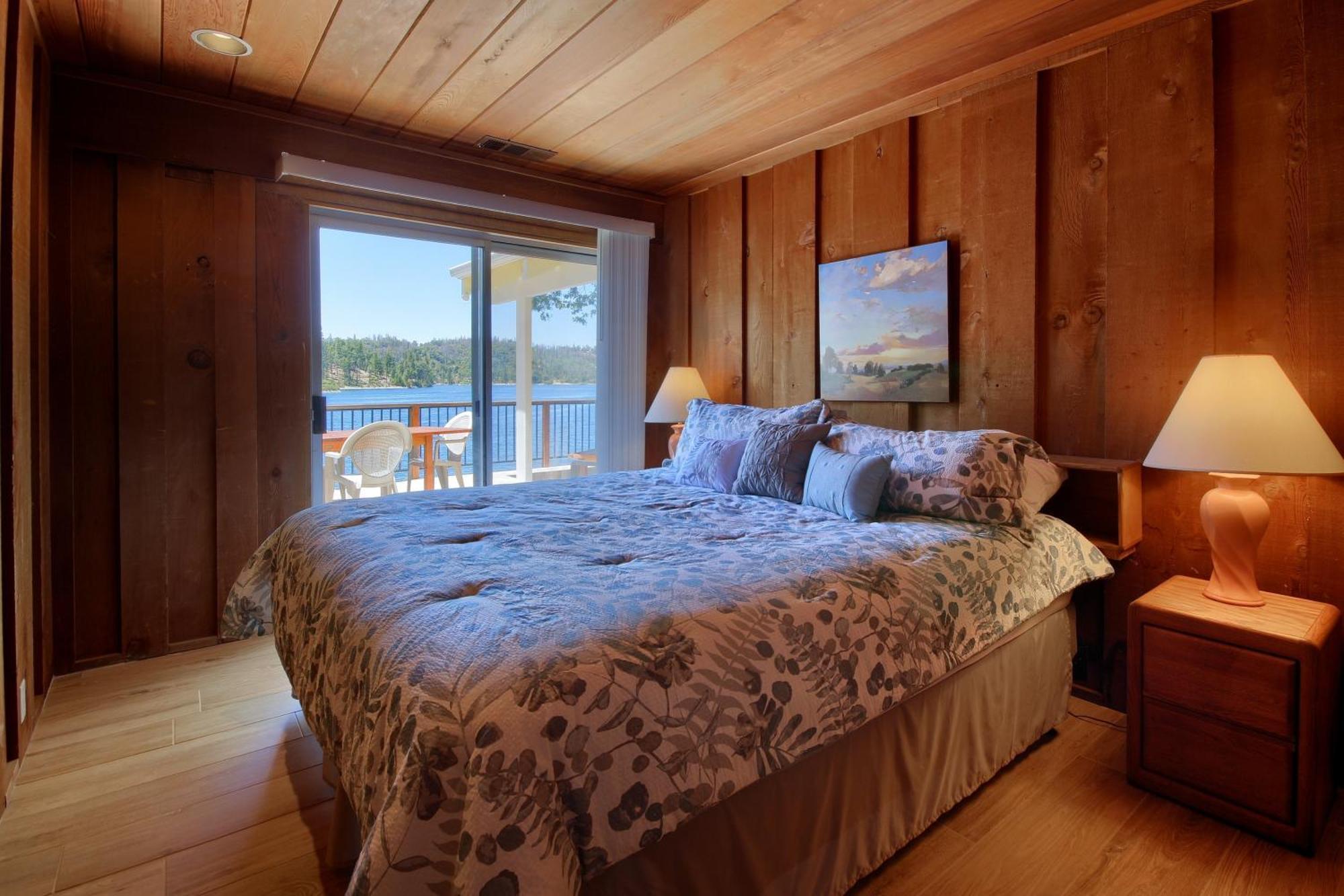 Eagles Nest At Bass Lake Near Yosemite With Boat Dock Exterior photo