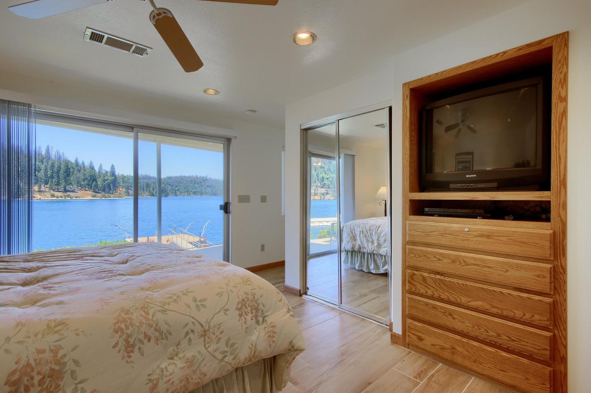 Eagles Nest At Bass Lake Near Yosemite With Boat Dock Exterior photo