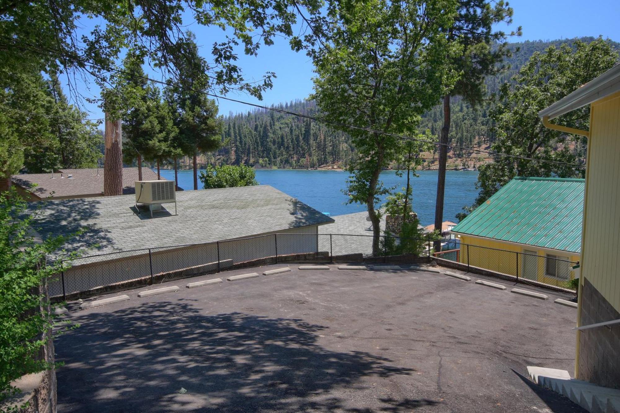 Eagles Nest At Bass Lake Near Yosemite With Boat Dock Exterior photo