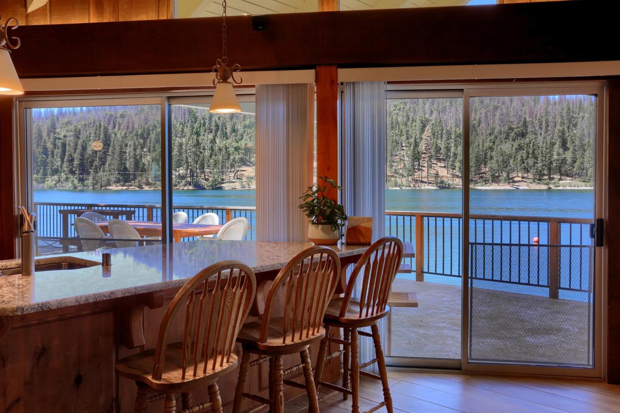 Eagles Nest At Bass Lake Near Yosemite With Boat Dock Exterior photo