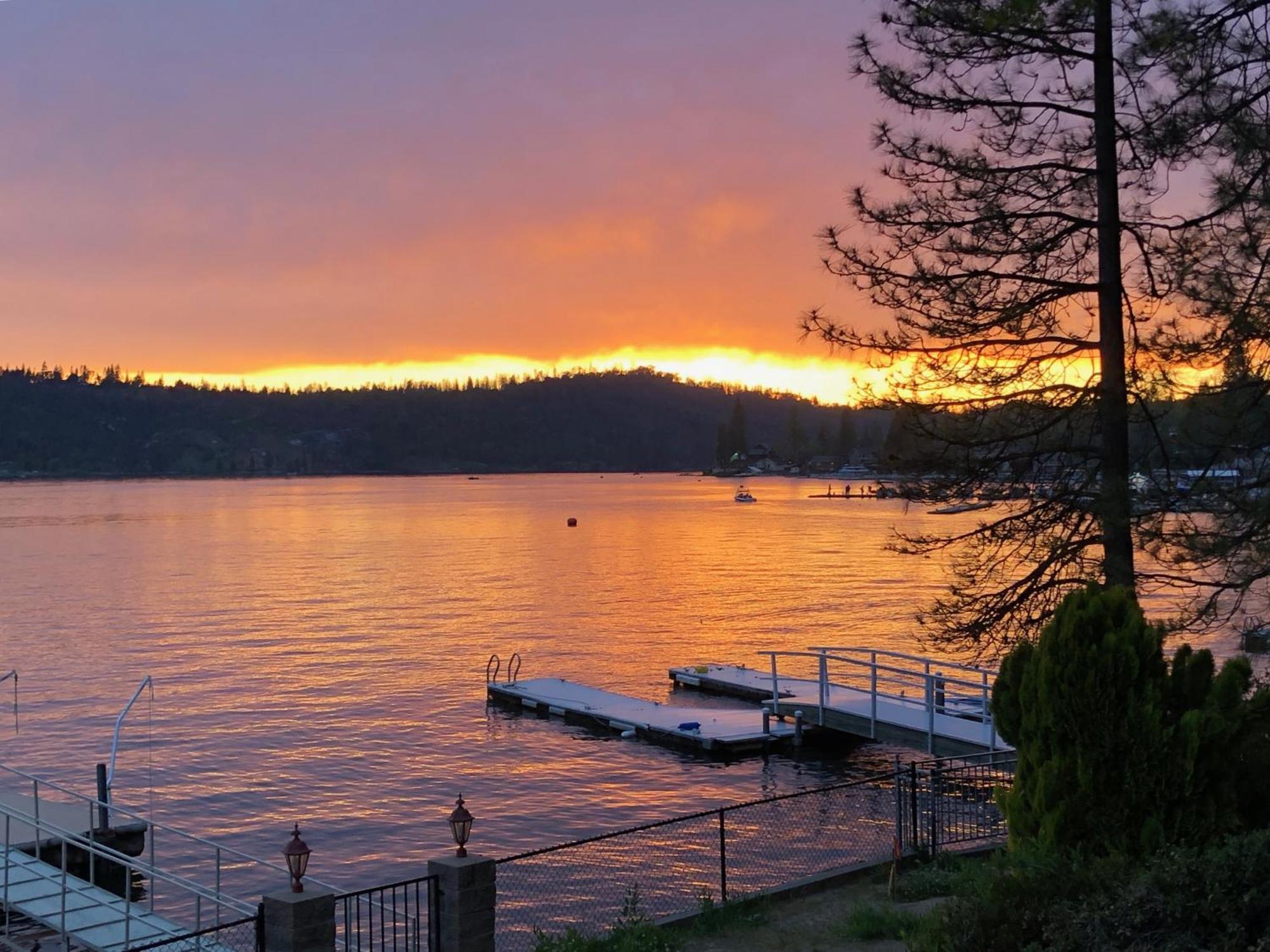 Eagles Nest At Bass Lake Near Yosemite With Boat Dock Exterior photo